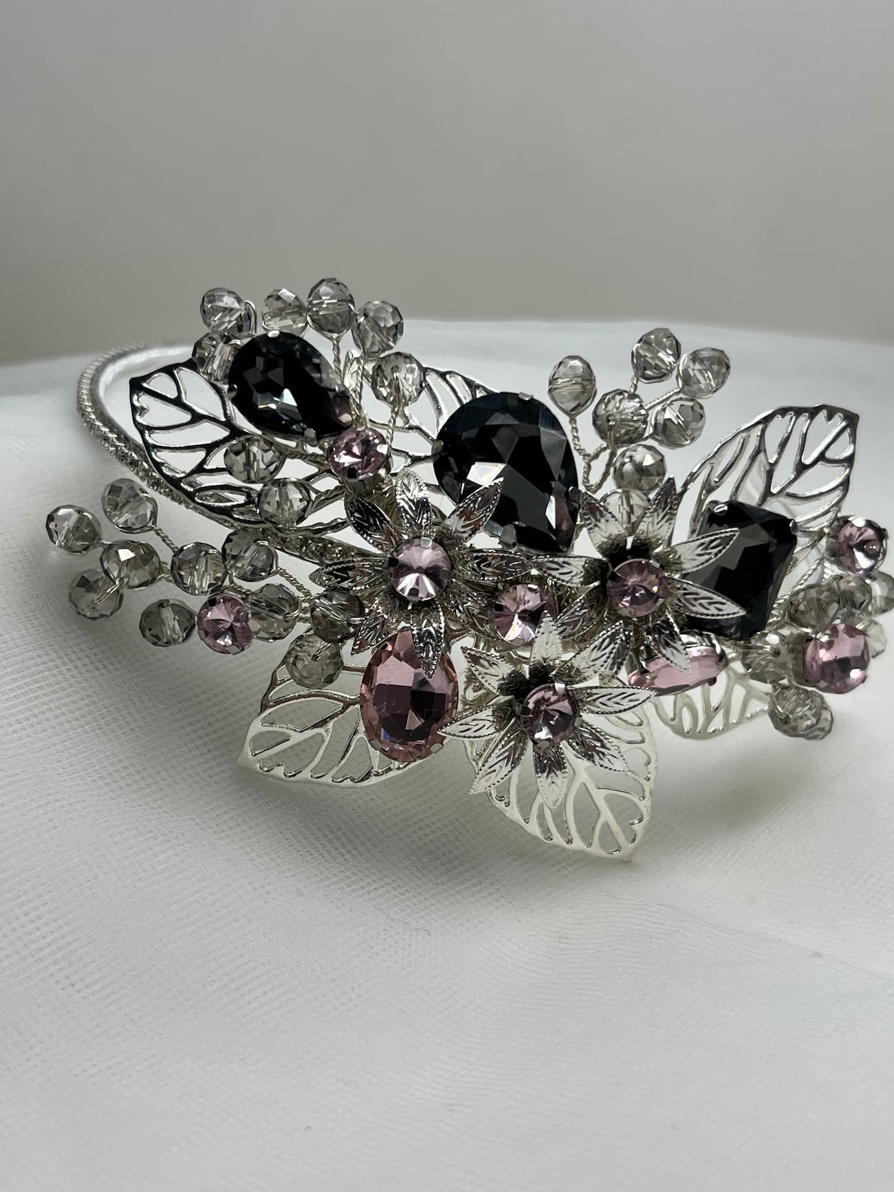 tocado de diadema de metal plateada con strass en tonos rosas y cuarzo ahumado