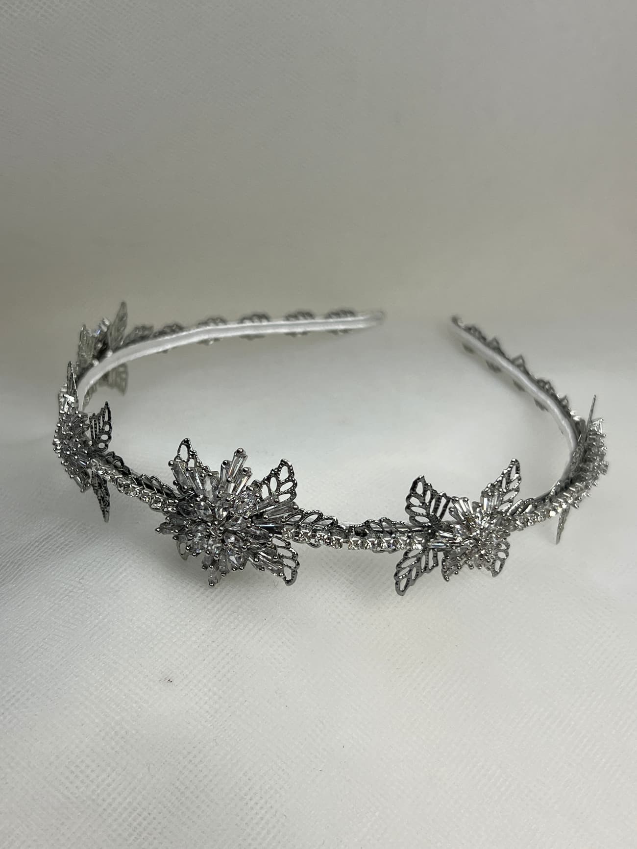 tocado de diadema de metal plateado con hojas y adornos de strass
