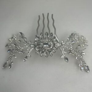 tocado de metal plateado con strass y perlas