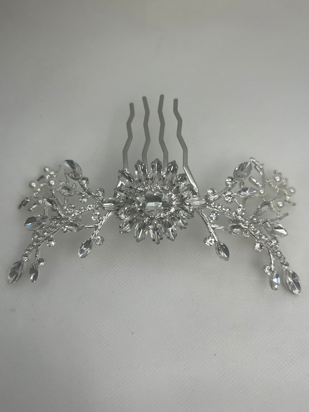 tocado de metal plateado con strass y perlas