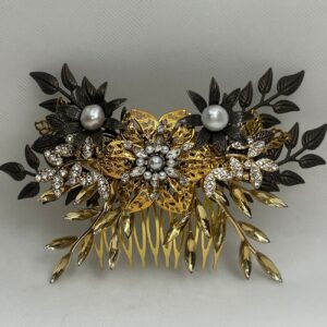 tocado de metal en tonos envejecidos