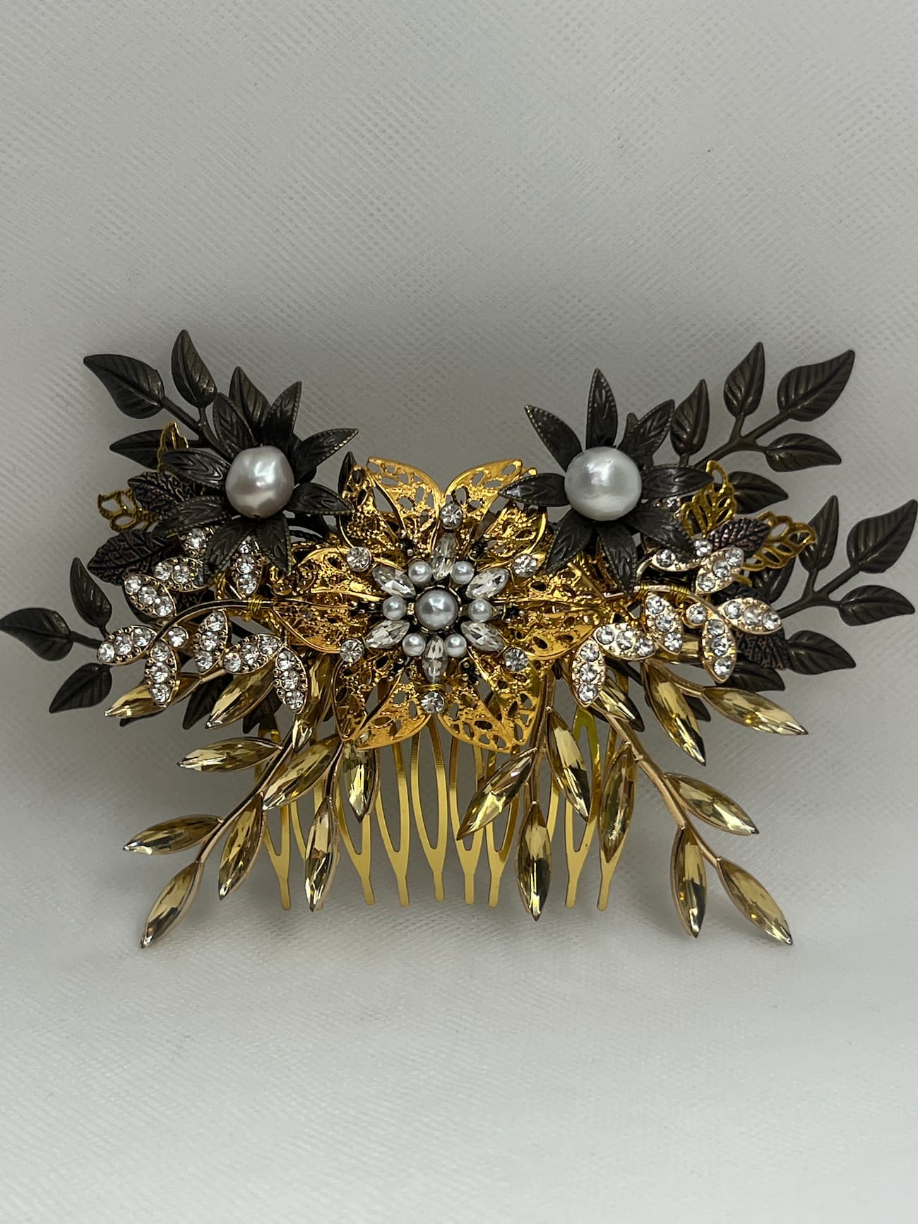 tocado de metal en tonos envejecidos