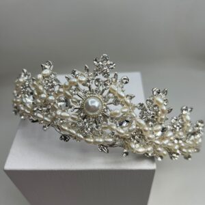tiara de strass y perlas naturales