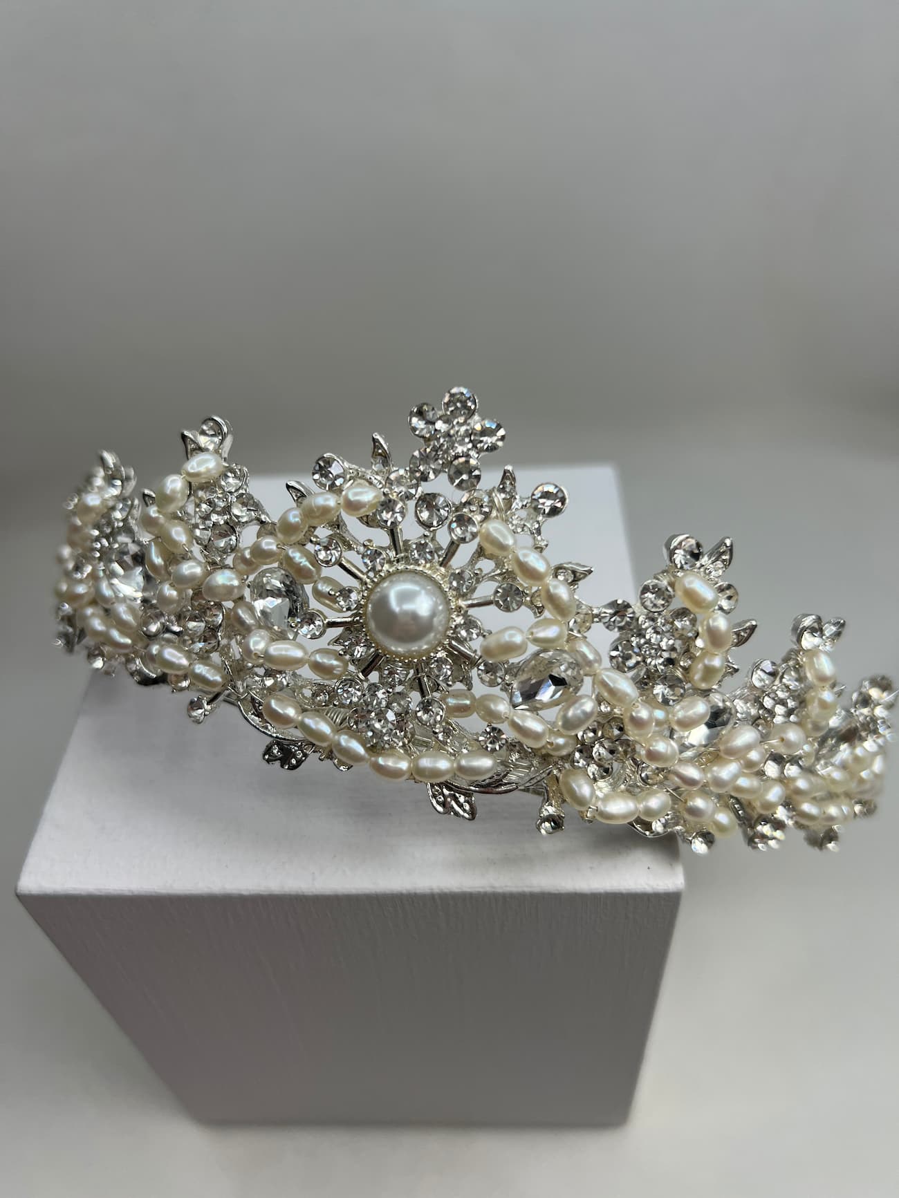 tiara de strass y perlas naturales