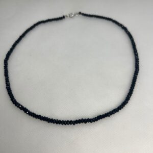 collar de espinelas negro