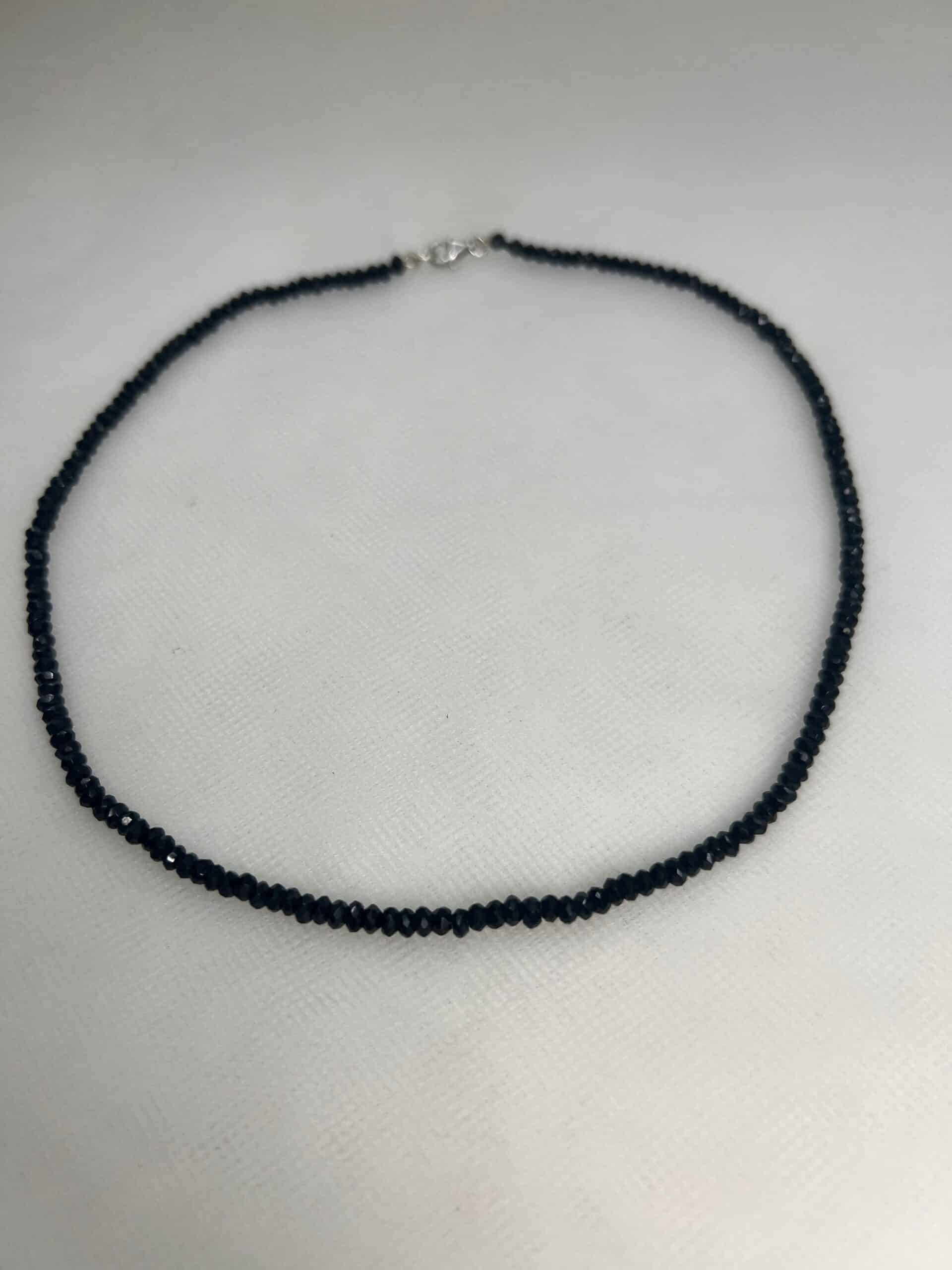 collar de espinelas negro