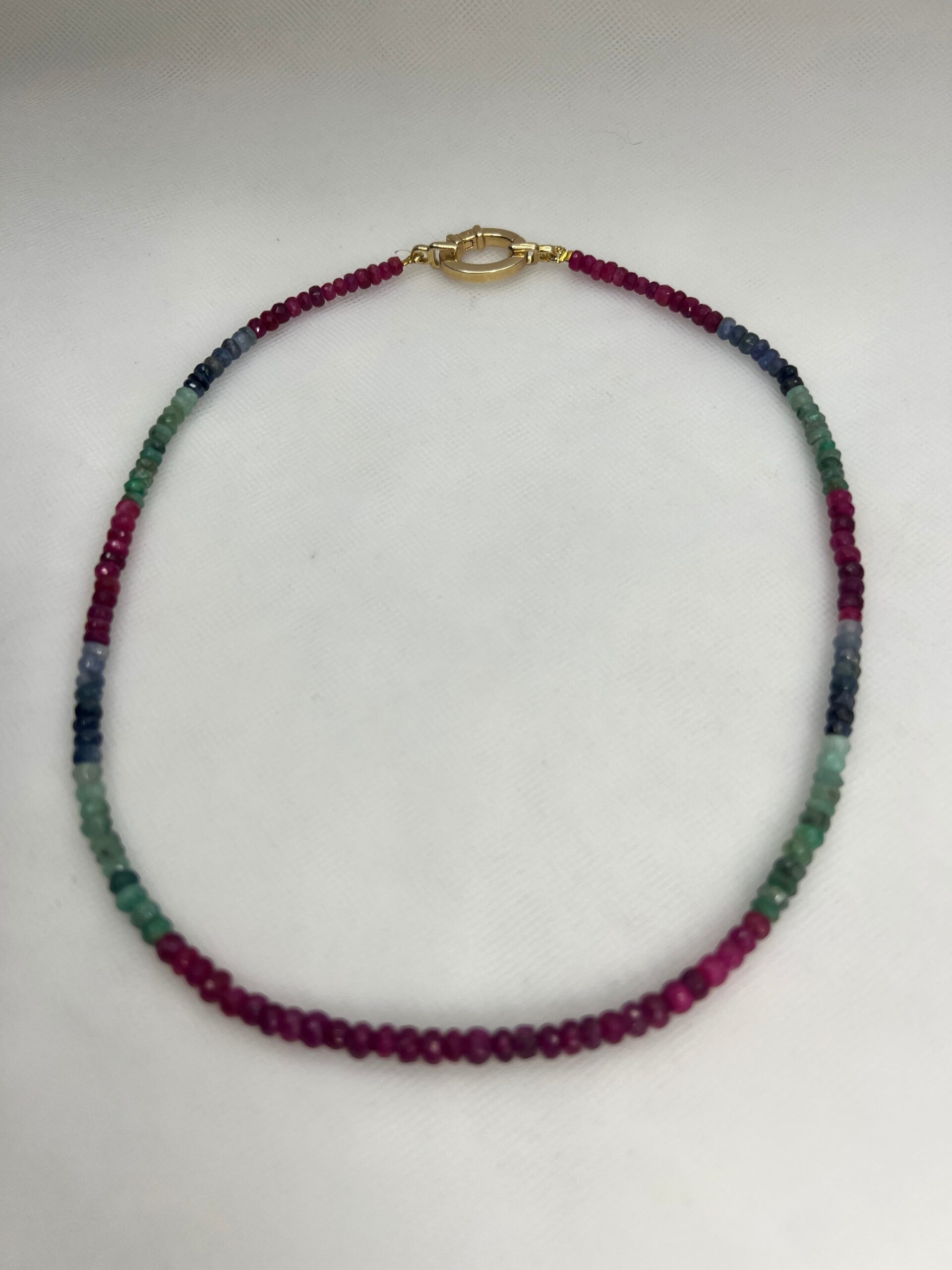 collar de zafiros multicolor